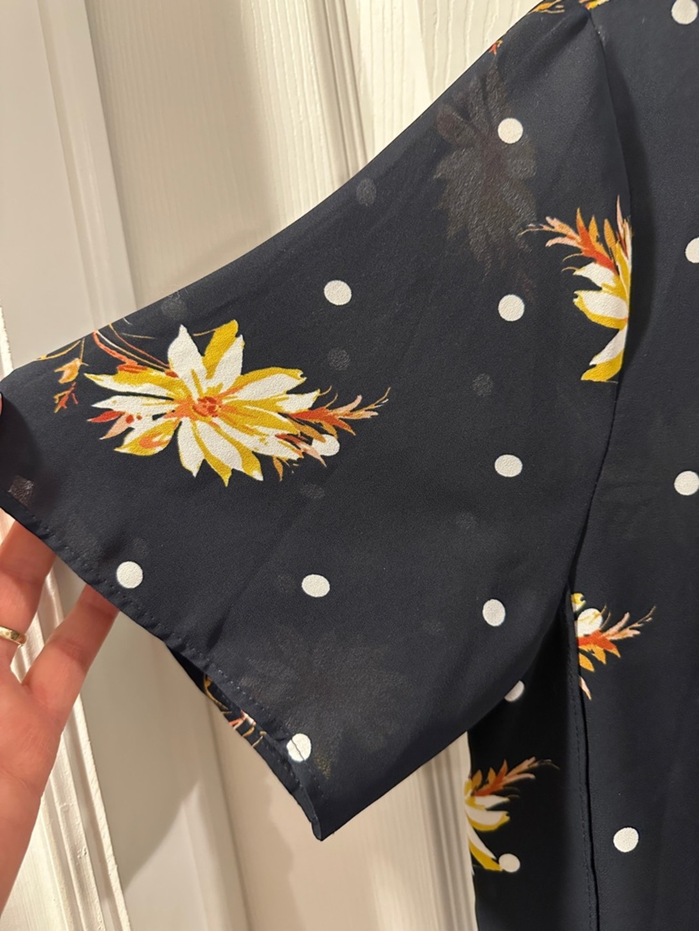 Banana Republic Navy Floral & Polka Dot Sheer Short Sleeve Top Sz L - Picture 5 of 8